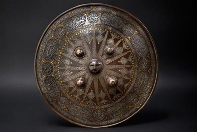 Indopersia, Sipar decorato con effigie del sole, ferro