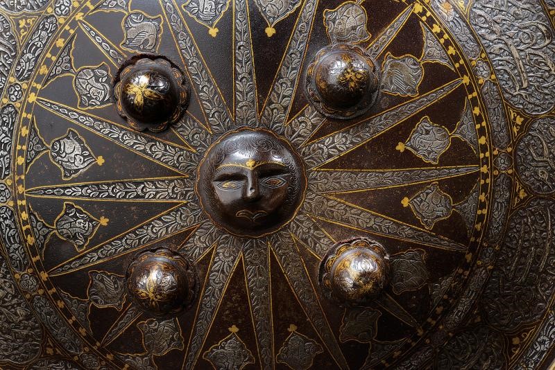 Indopersia, Sipar decorato con effigie del sole, ferro