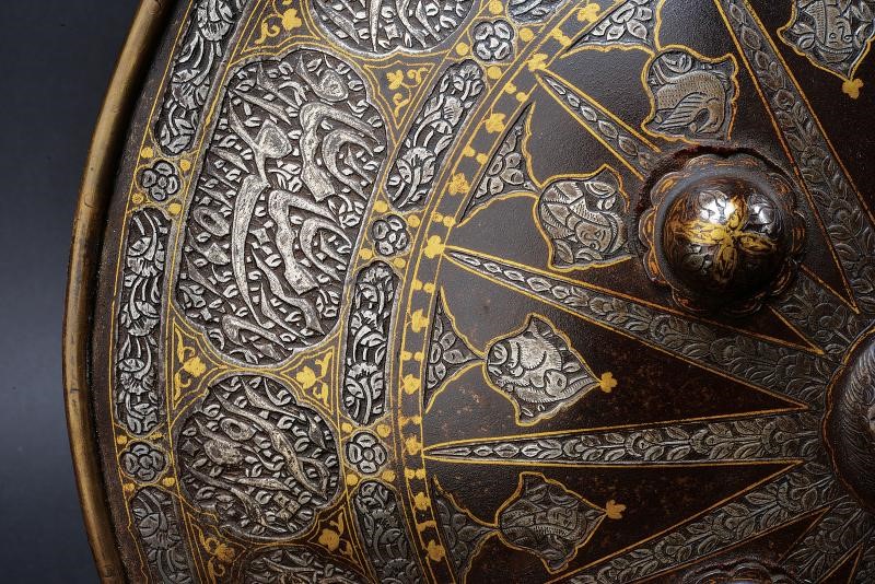Indopersia, Sipar decorato con effigie del sole, ferro