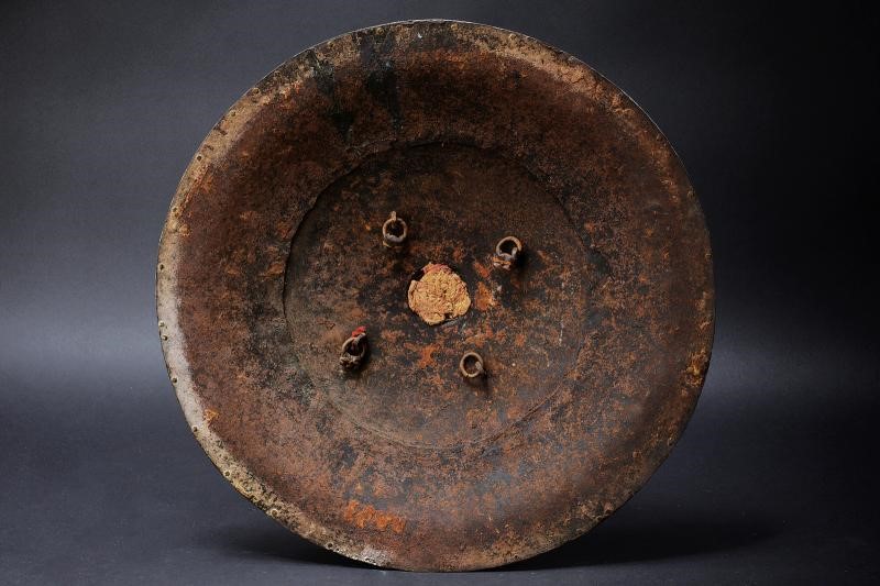 Indopersia, Sipar decorato con effigie del sole, ferro