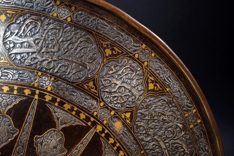 Indopersia, Sipar decorato con effigie del sole, ferro