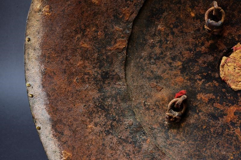 Indopersia, Sipar decorato con effigie del sole, ferro