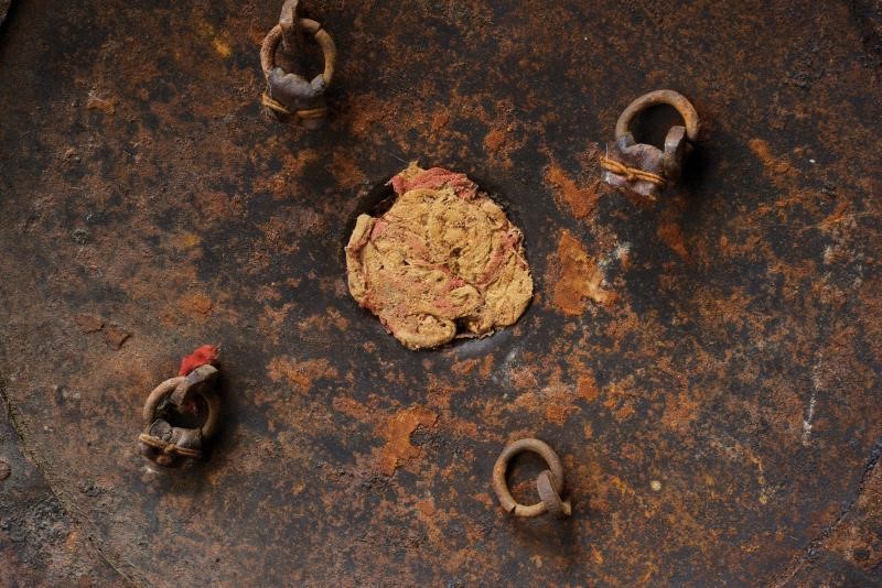 Indopersia, Sipar decorato con effigie del sole, ferro