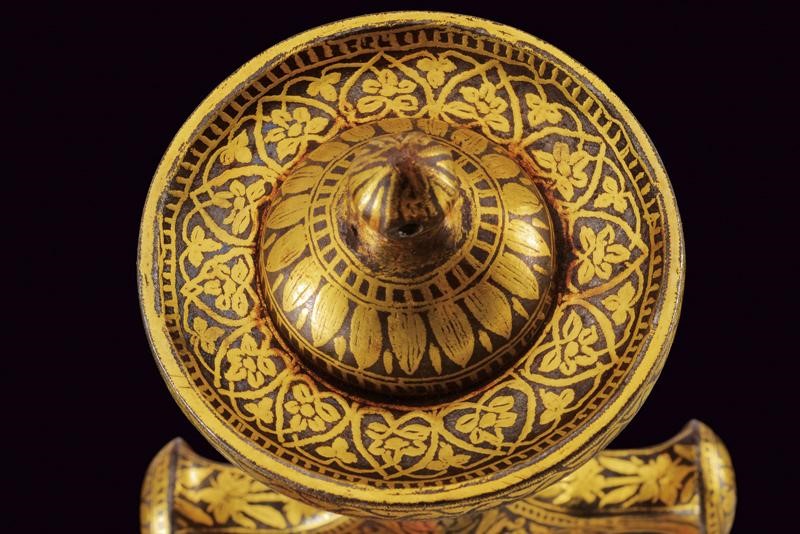Tulvar indiano con decorazioni oro e fodero in seta, lunghezza 89 cm