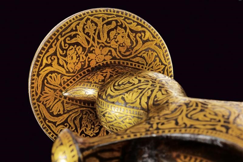 Tulvar indiano con decorazioni oro e fodero in seta, lunghezza 89 cm