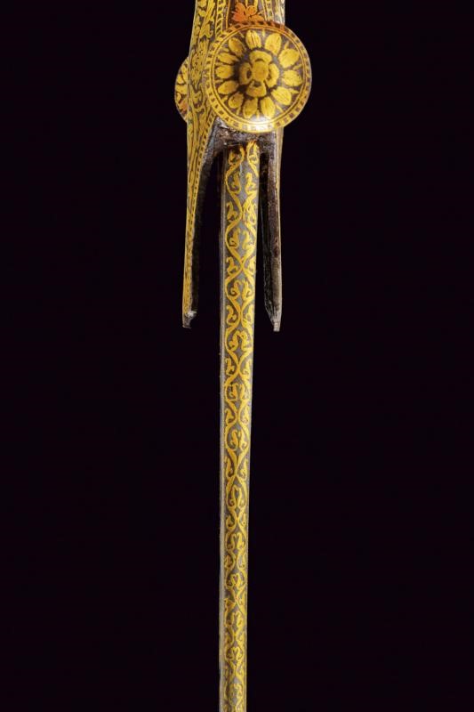 Tulvar indiano con decorazioni oro e fodero in seta, lunghezza 89 cm