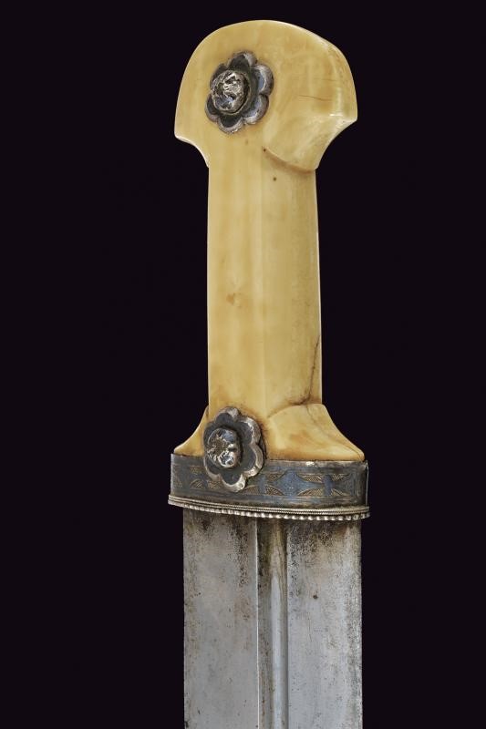 Kindjal, lama dritta a due fili in damasco con fornimenti in argento e dente di tricheco