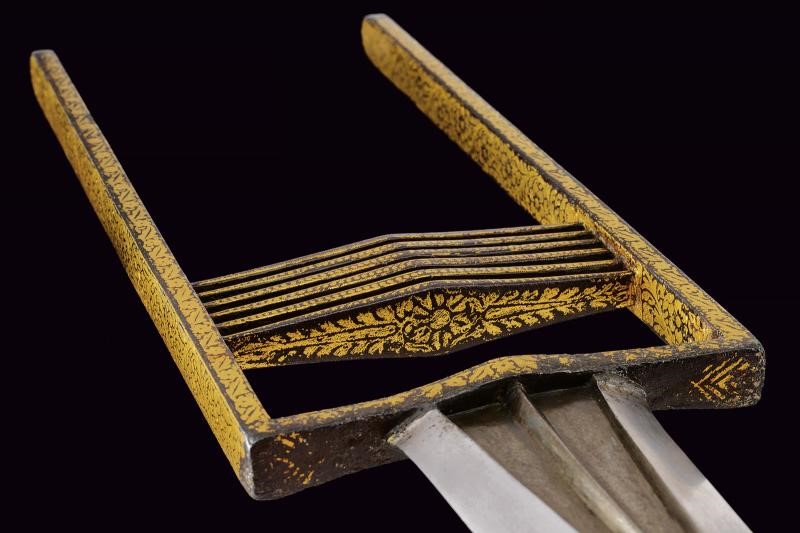 Katar indiano, lama damascata con impugnatura in ferro decorata, lunghezza 39 cm