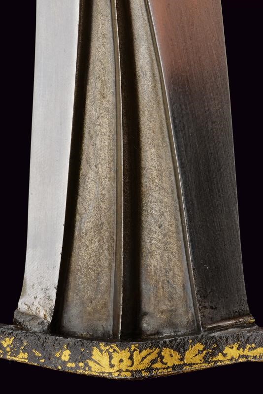 Katar indiano, lama damascata con impugnatura in ferro decorata, lunghezza 39 cm