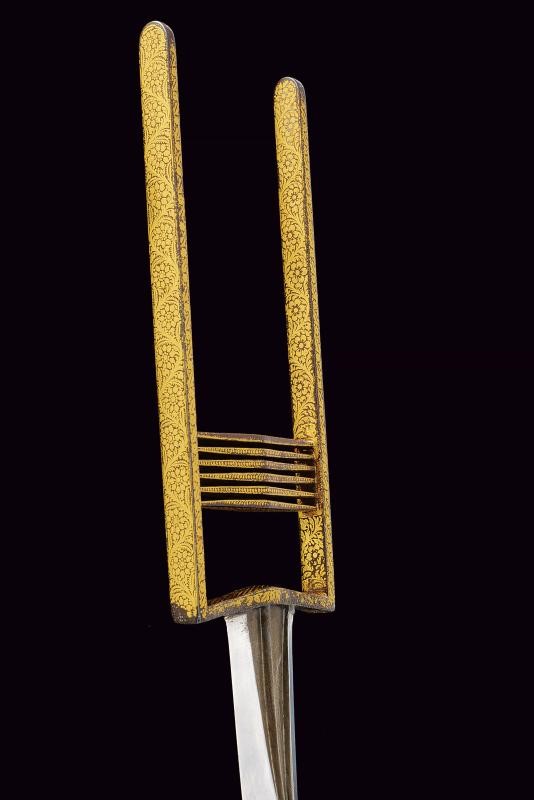 Katar indiano, lama damascata con impugnatura in ferro decorata, lunghezza 39 cm