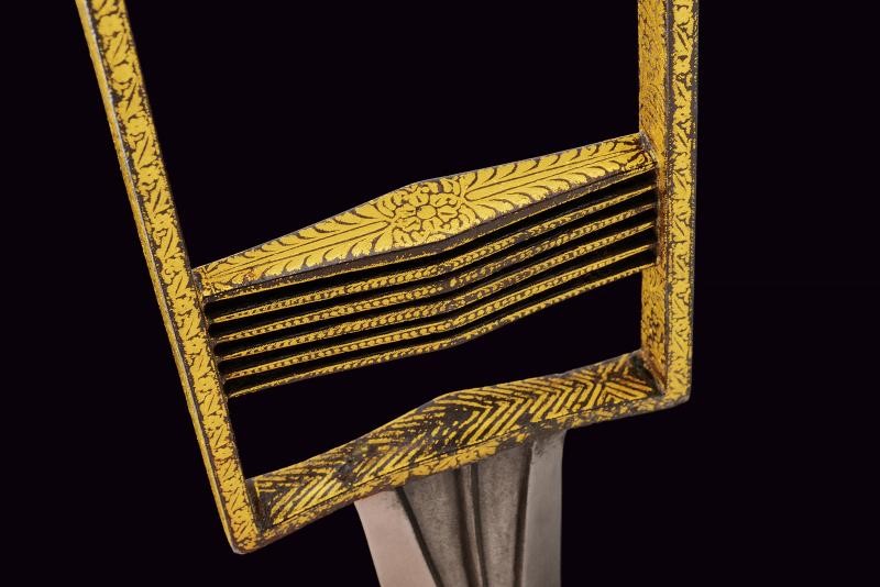 Katar indiano, lama damascata con impugnatura in ferro decorata, lunghezza 39 cm