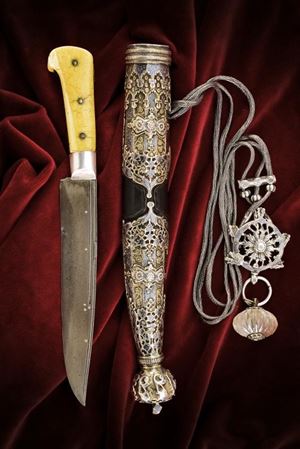 Interessante bichaq con bellissimo fodero