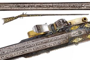 Importante e raro fucile a pietra con decorazioni ed iscrizioni in argento