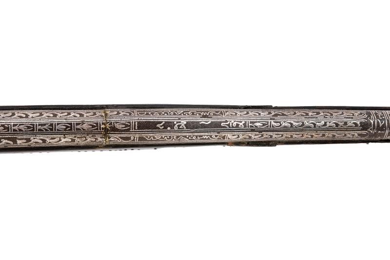 Fucile a pietra, Africa del Nord, decorato con iscrizioni in argento, lunghezza 224 cm