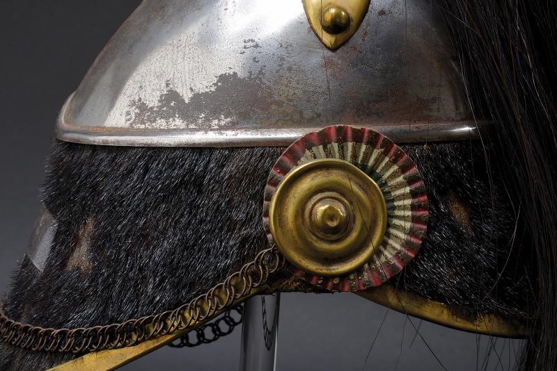 Raro elmo della Guardia Civica di Milano, ferro e cuoio, altezza 27 cm