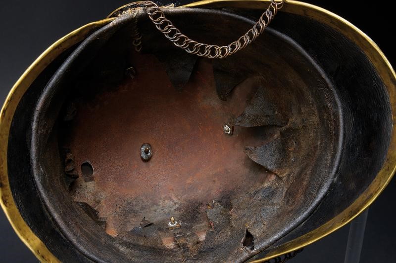 Raro elmo della Guardia Civica di Milano, ferro e cuoio, altezza 27 cm