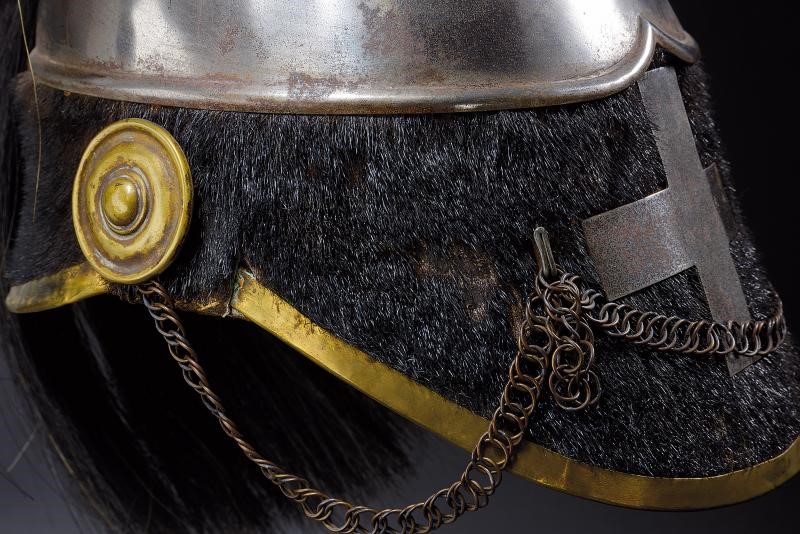 Raro elmo della Guardia Civica di Milano, ferro e cuoio, altezza 27 cm