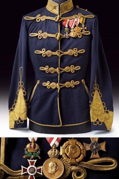 Uniforme di Attila, maggiore degli Ussari, con decorazioni e medaglie, Austria