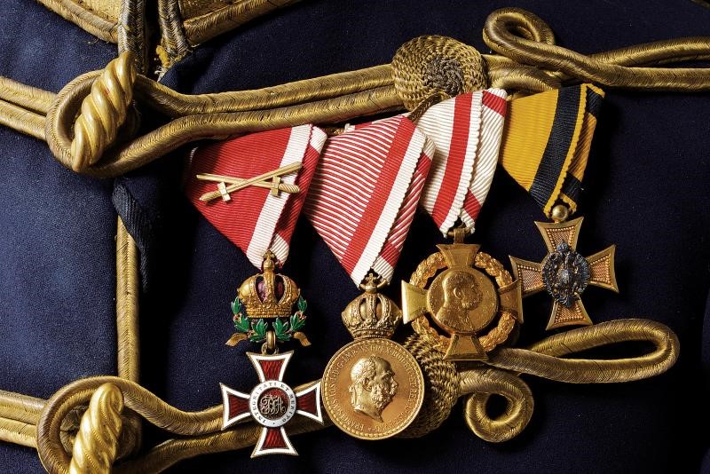 Uniforme di Attila, maggiore degli Ussari, con decorazioni e medaglie, Austria