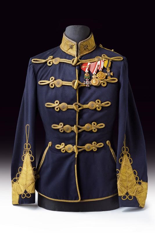 Uniforme di Attila, maggiore degli Ussari, con decorazioni e medaglie, Austria
