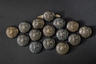 Set di quindici bottoni in argento sbalzato con stemma sabaudo, Regno d'Italia
