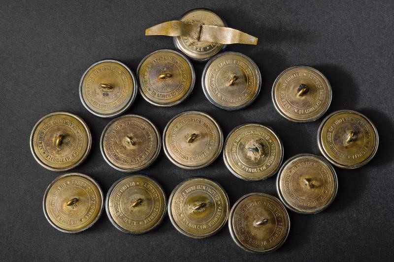 Set di quindici bottoni in argento sbalzato con stemma sabaudo, Regno d'Italia