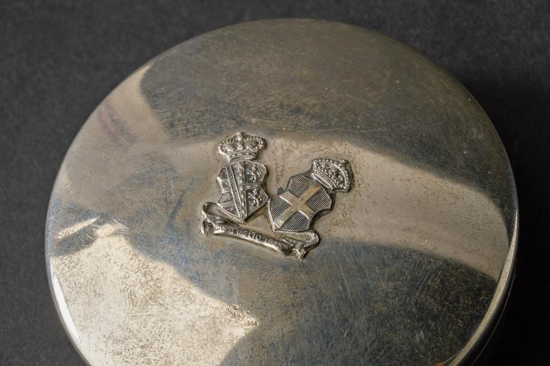 Bomboniera in argento commemorativa del matrimonio tra Maria Adelaide di Savoia-Genova e il princ...