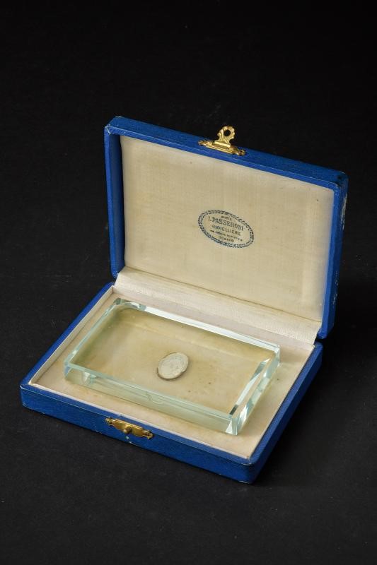 Umberto I di Savoia, Fermacarte in cristallo con scudetto in argento
