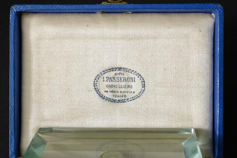 Umberto I di Savoia, Fermacarte in cristallo con scudetto in argento