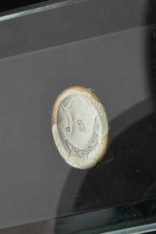 Umberto I di Savoia, Fermacarte in cristallo con scudetto in argento