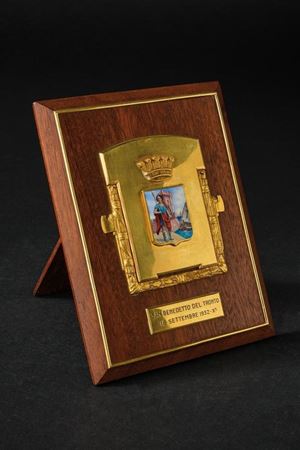 Placca in metallo dorato e smaltato