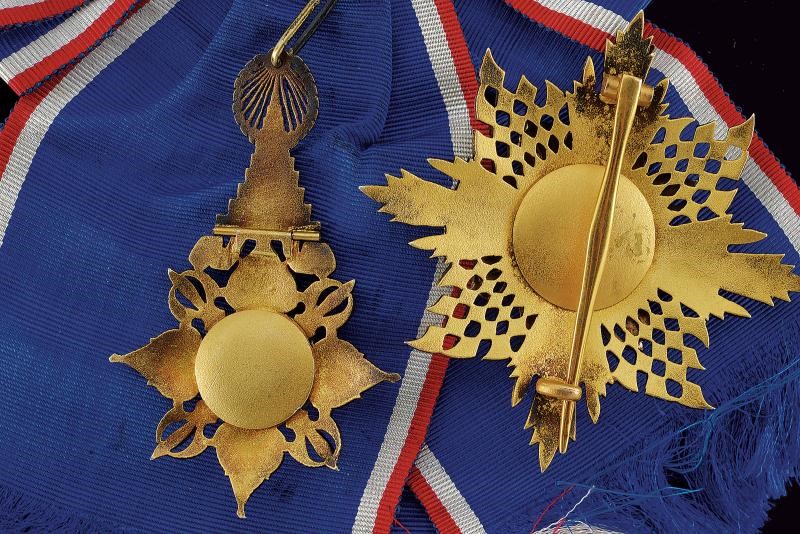 Ordine della Corona di Thailandia, Set di Gran Croce con Pendente in Metallo Dorato e Smaltato