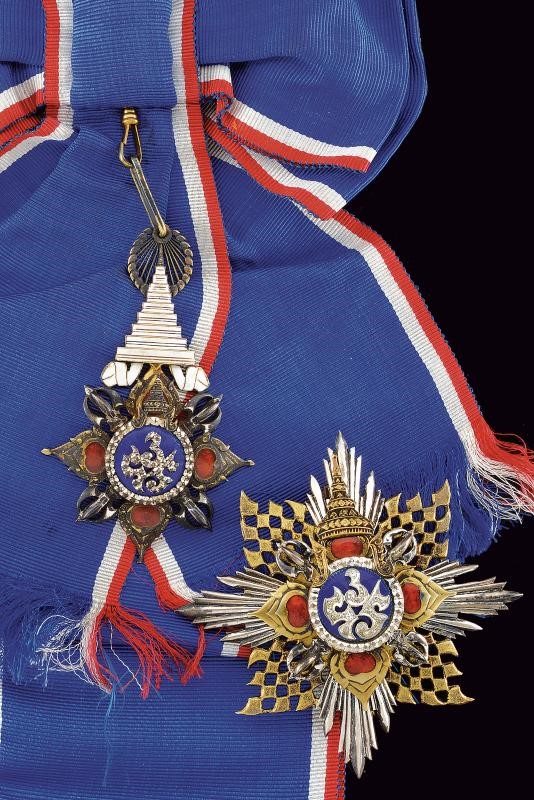 Ordine della Corona di Thailandia, Set di Gran Croce con Pendente in Metallo Dorato e Smaltato
