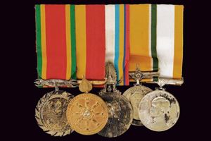 Barretta con cinque decorazioni