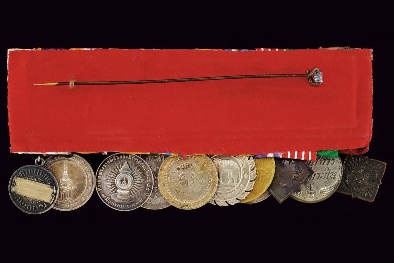 Barretta decorativa thailandese con undici medaglie, 1935–1970