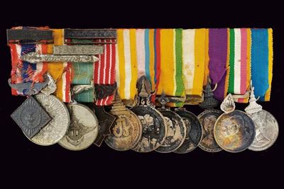 Barretta decorativa thailandeza con undici medaglie onorifiche, 1935-1970