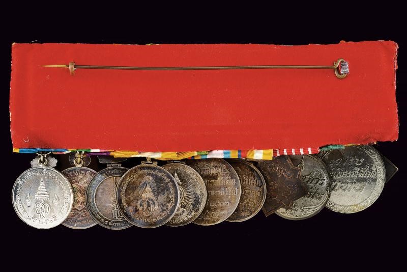Barretta decorativa thailandeza con undici medaglie onorifiche, 1935-1970