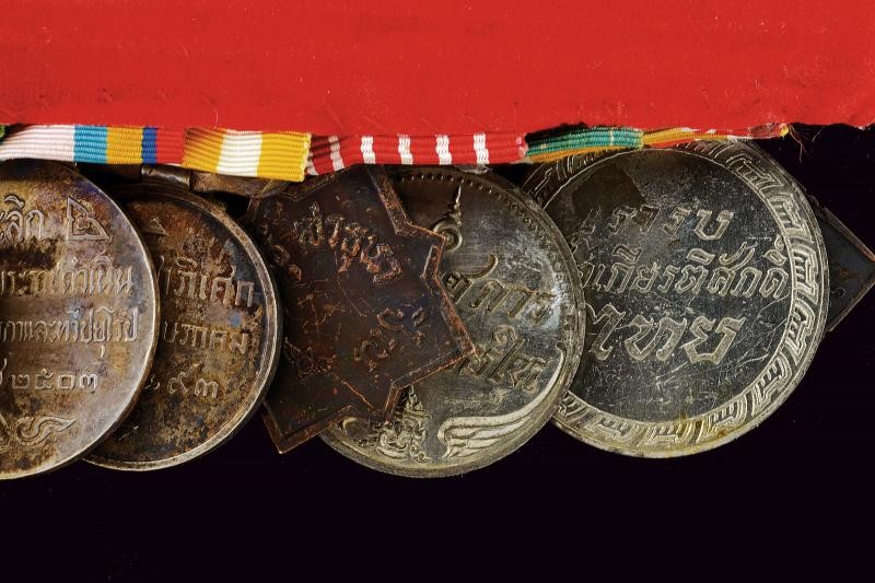 Barretta decorativa thailandeza con undici medaglie onorifiche, 1935-1970