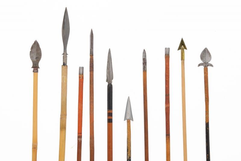 Lotto di dieci frecce, legno e ferro, lunghezza 70-82.5 cm