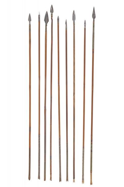 Lotto di dieci frecce, ferro e legno, Asia, lunghezza 71-80.5 cm