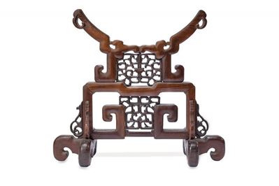 Supporto per un gong, legno scolpito e traforato, dimensioni 40 x 35.5 cm