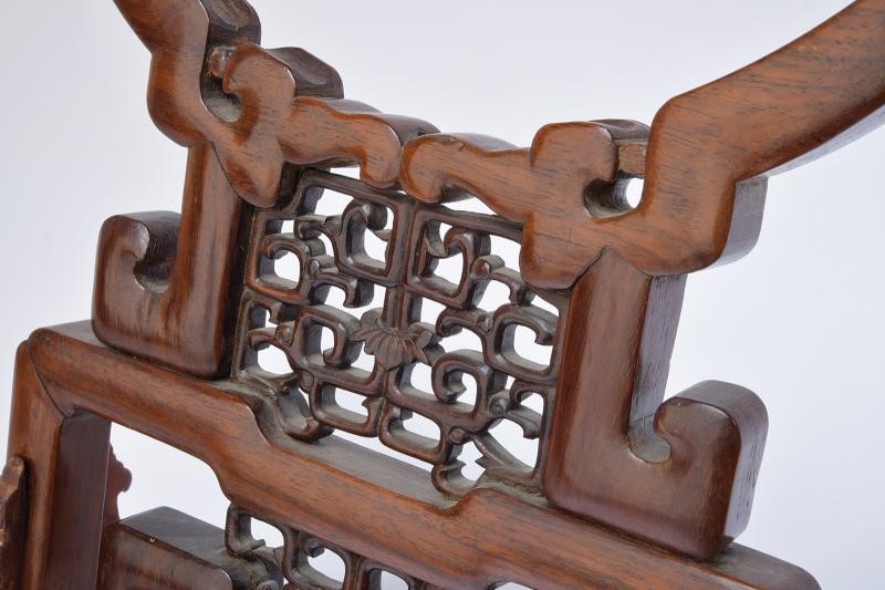 Supporto per un gong, legno scolpito e traforato, dimensioni 40 x 35.5 cm