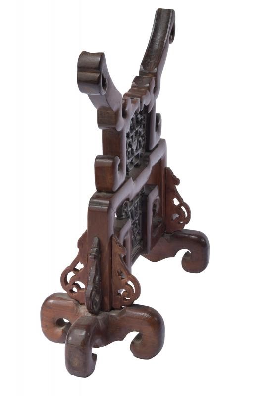 Supporto per un gong, legno scolpito e traforato, dimensioni 40 x 35.5 cm