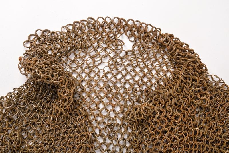 Usbergo di maglia, ferro, Europa orientale, altezza circa 90 cm