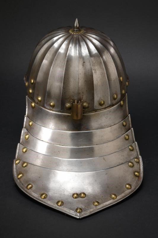 Raro taschetto a coda di gambero, ferro e ottone, altezza 29 cm