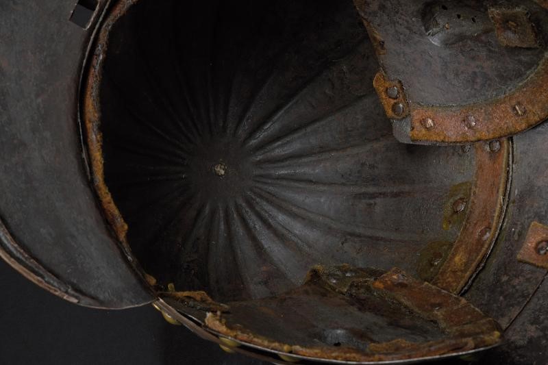 Raro taschetto a coda di gambero, ferro e ottone, altezza 29 cm