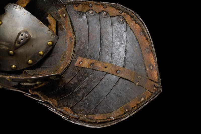 Raro taschetto a coda di gambero, ferro e ottone, altezza 29 cm