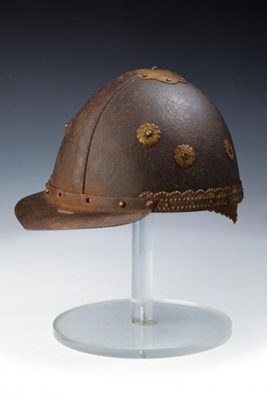 Raro elmo con decorazioni in ottone
