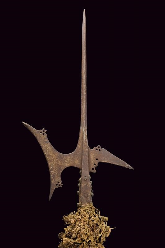 Alabarda, ferro in patina, altezza 219,7 cm, Italia del Nord