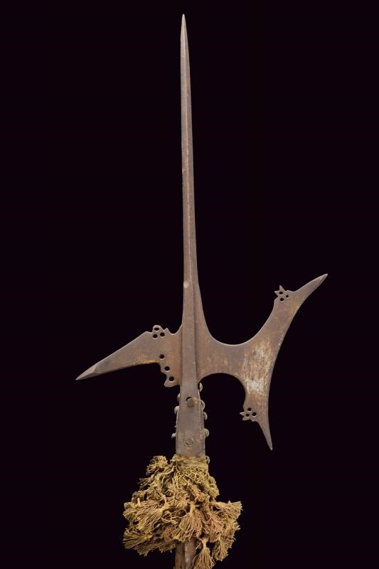 Alabarda, ferro in patina, altezza 219,7 cm, Italia del Nord